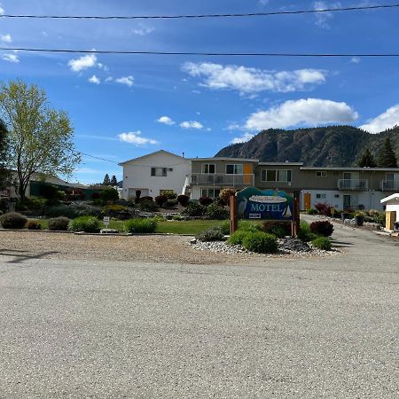 Holiday Beach Resort Motel Okanagan Falls ภายนอก รูปภาพ