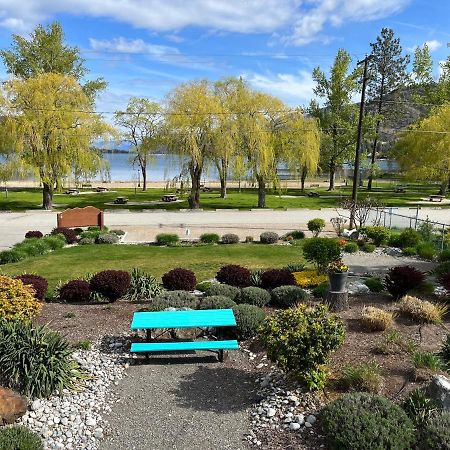 Holiday Beach Resort Motel Okanagan Falls ภายนอก รูปภาพ