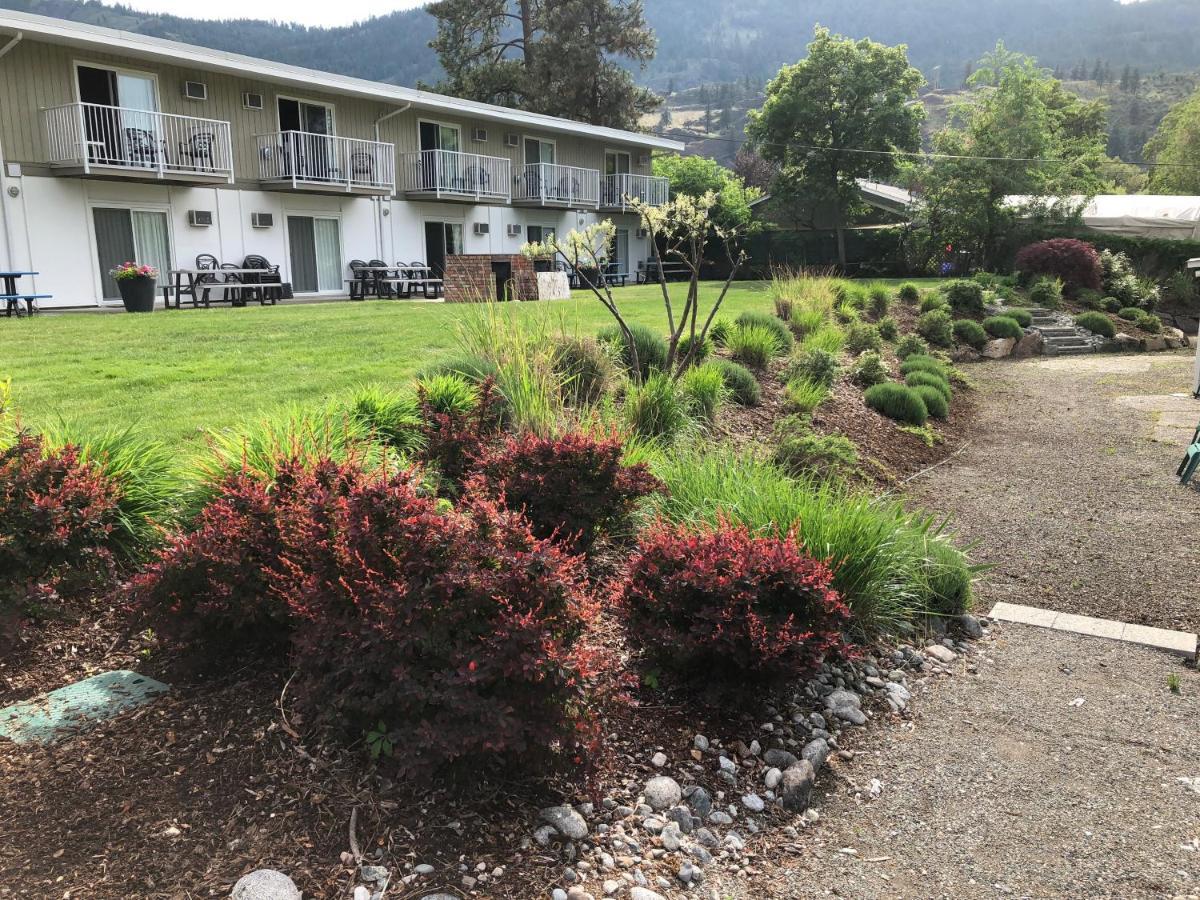 Holiday Beach Resort Motel Okanagan Falls ภายนอก รูปภาพ