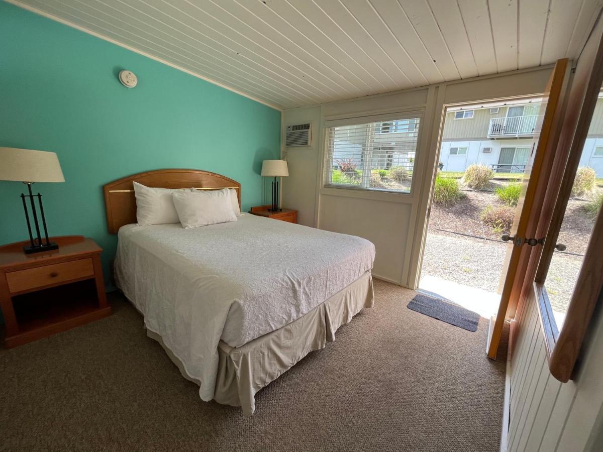 Holiday Beach Resort Motel Okanagan Falls ภายนอก รูปภาพ