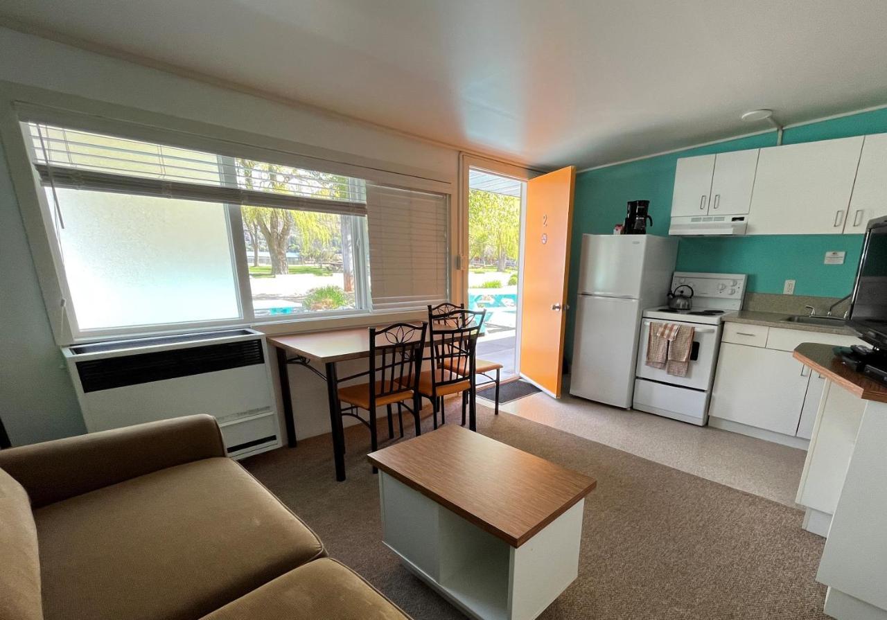 Holiday Beach Resort Motel Okanagan Falls ภายนอก รูปภาพ