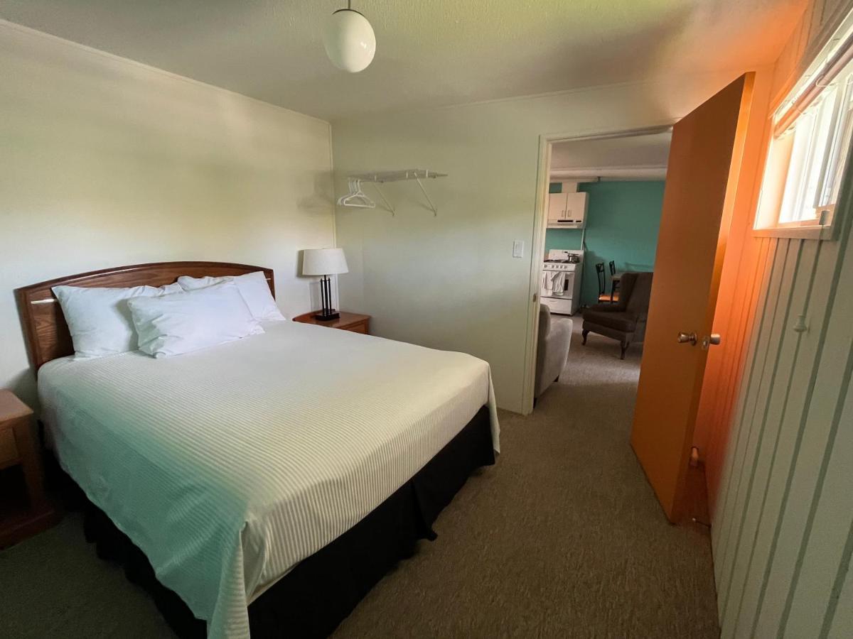 Holiday Beach Resort Motel Okanagan Falls ภายนอก รูปภาพ