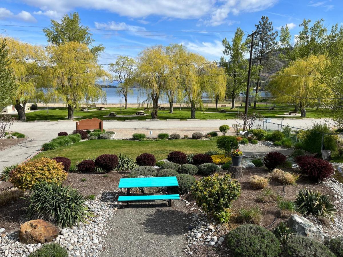 Holiday Beach Resort Motel Okanagan Falls ภายนอก รูปภาพ