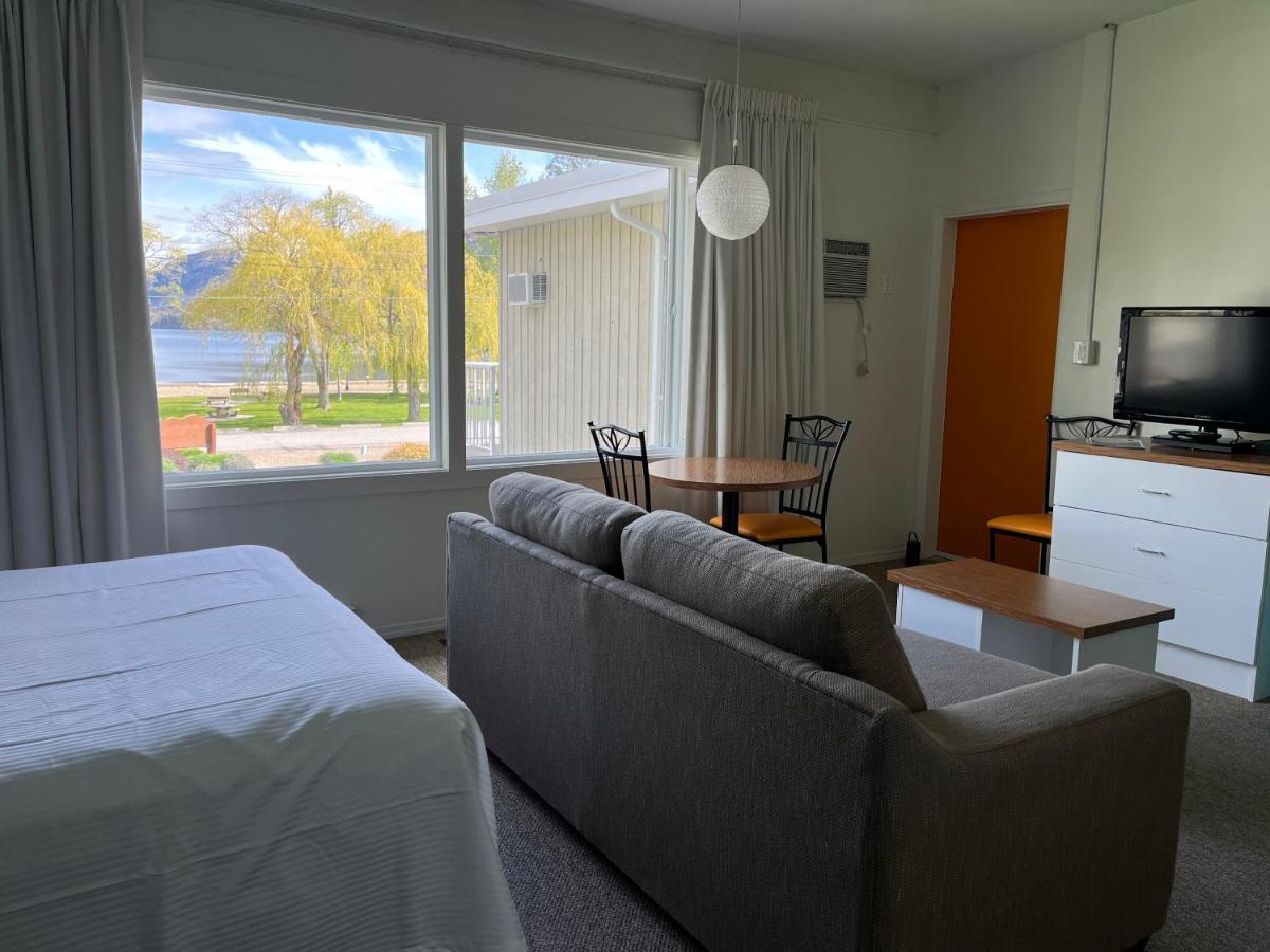 Holiday Beach Resort Motel Okanagan Falls ภายนอก รูปภาพ