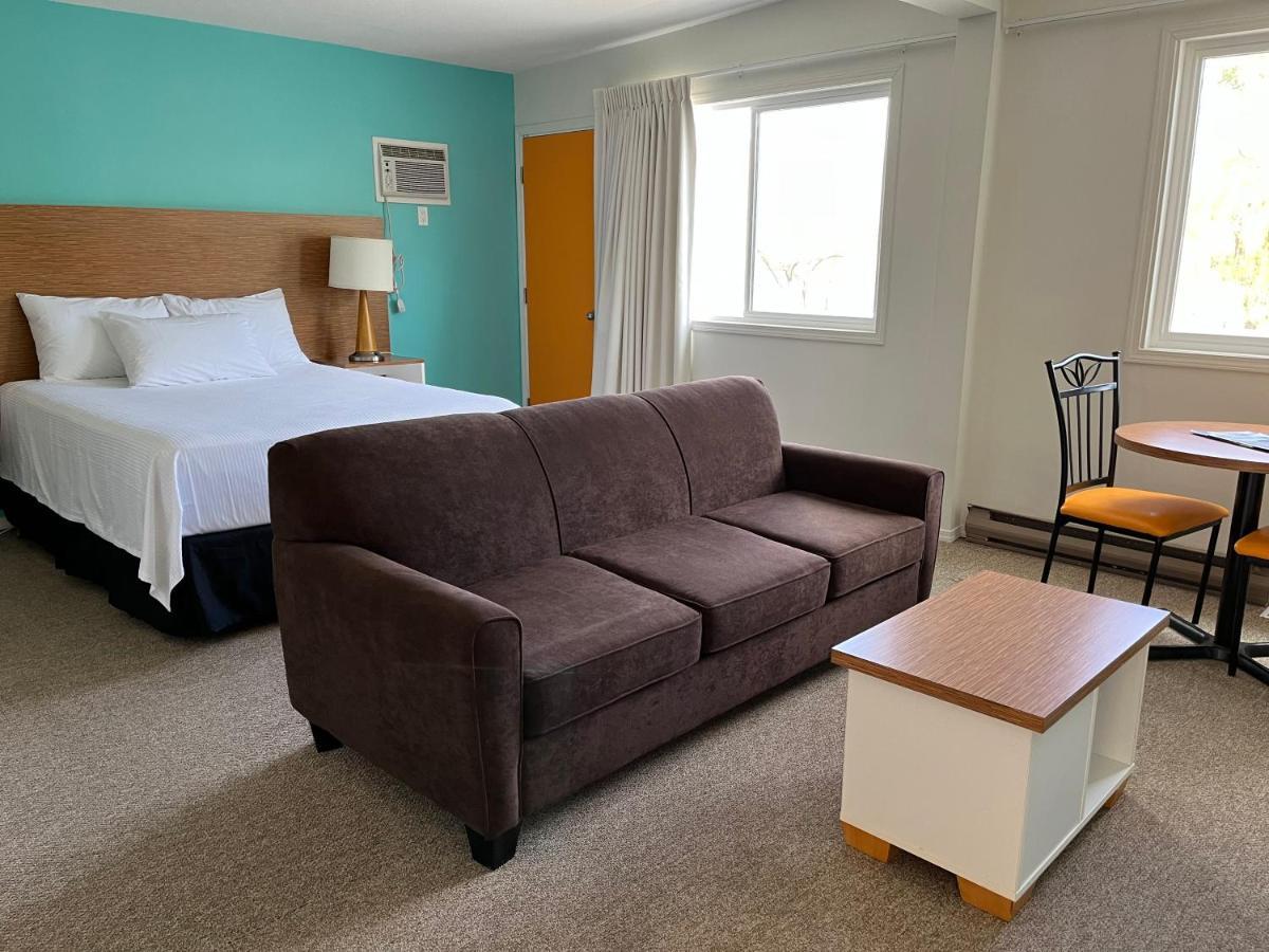 Holiday Beach Resort Motel Okanagan Falls ภายนอก รูปภาพ