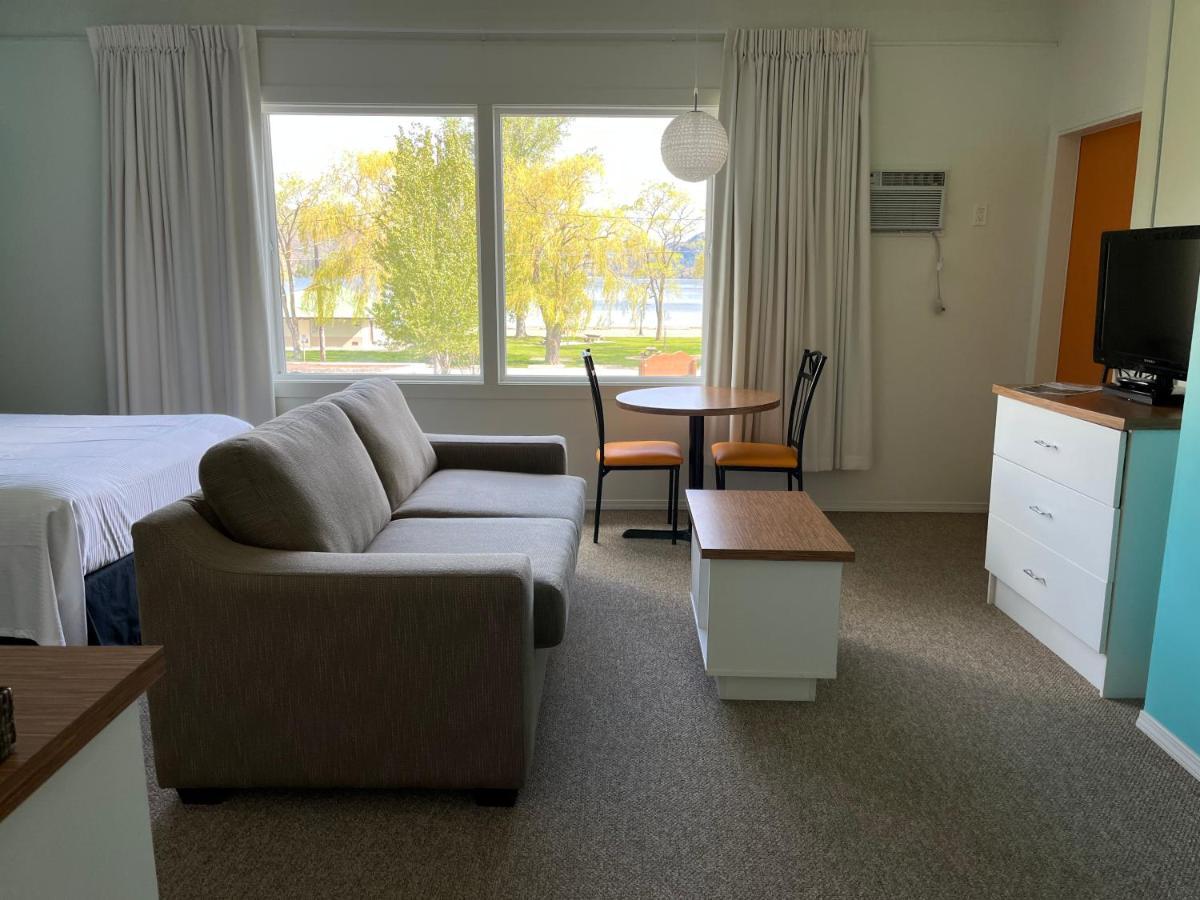 Holiday Beach Resort Motel Okanagan Falls ภายนอก รูปภาพ