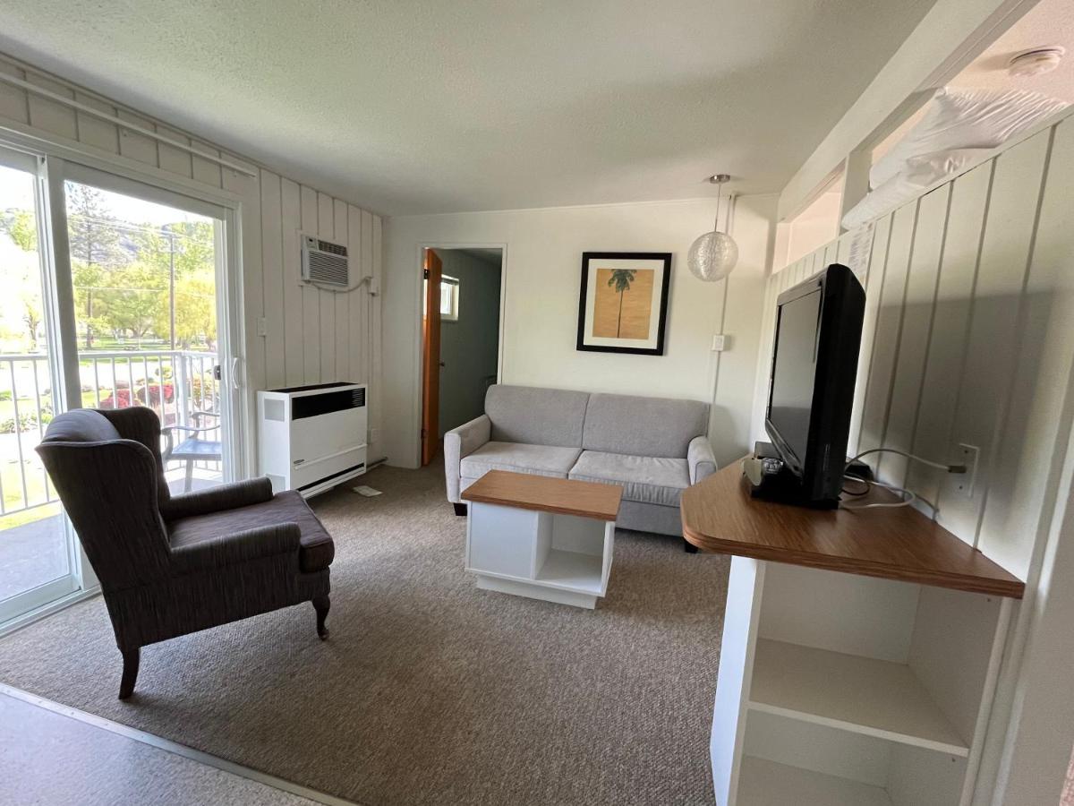 Holiday Beach Resort Motel Okanagan Falls ภายนอก รูปภาพ