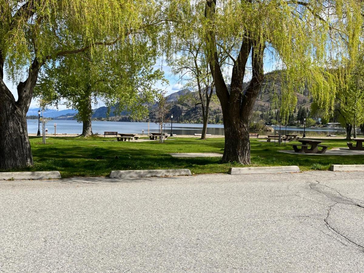 Holiday Beach Resort Motel Okanagan Falls ภายนอก รูปภาพ