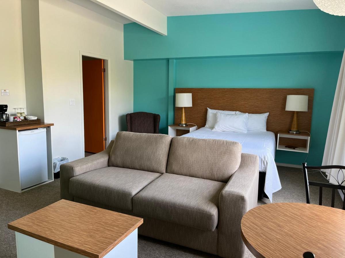 Holiday Beach Resort Motel Okanagan Falls ภายนอก รูปภาพ