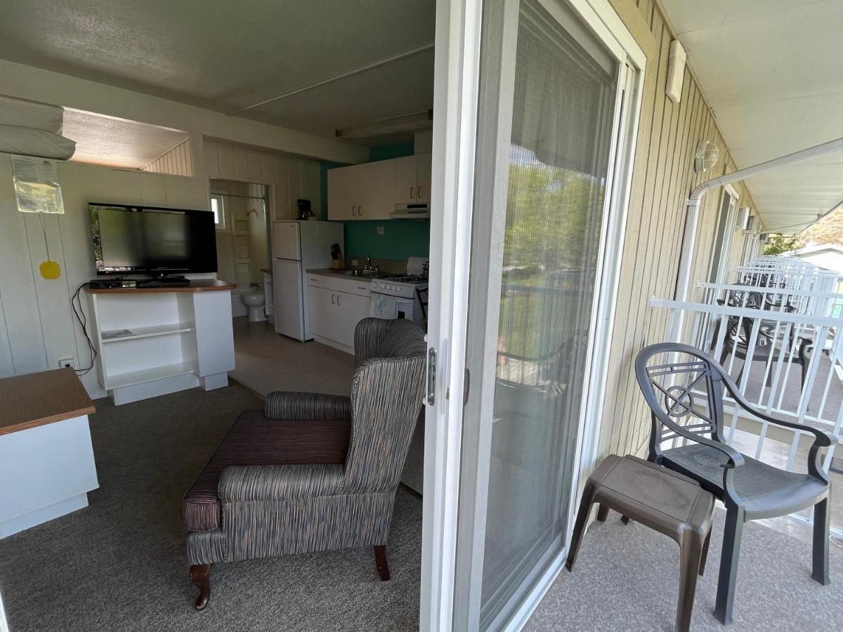 Holiday Beach Resort Motel Okanagan Falls ภายนอก รูปภาพ
