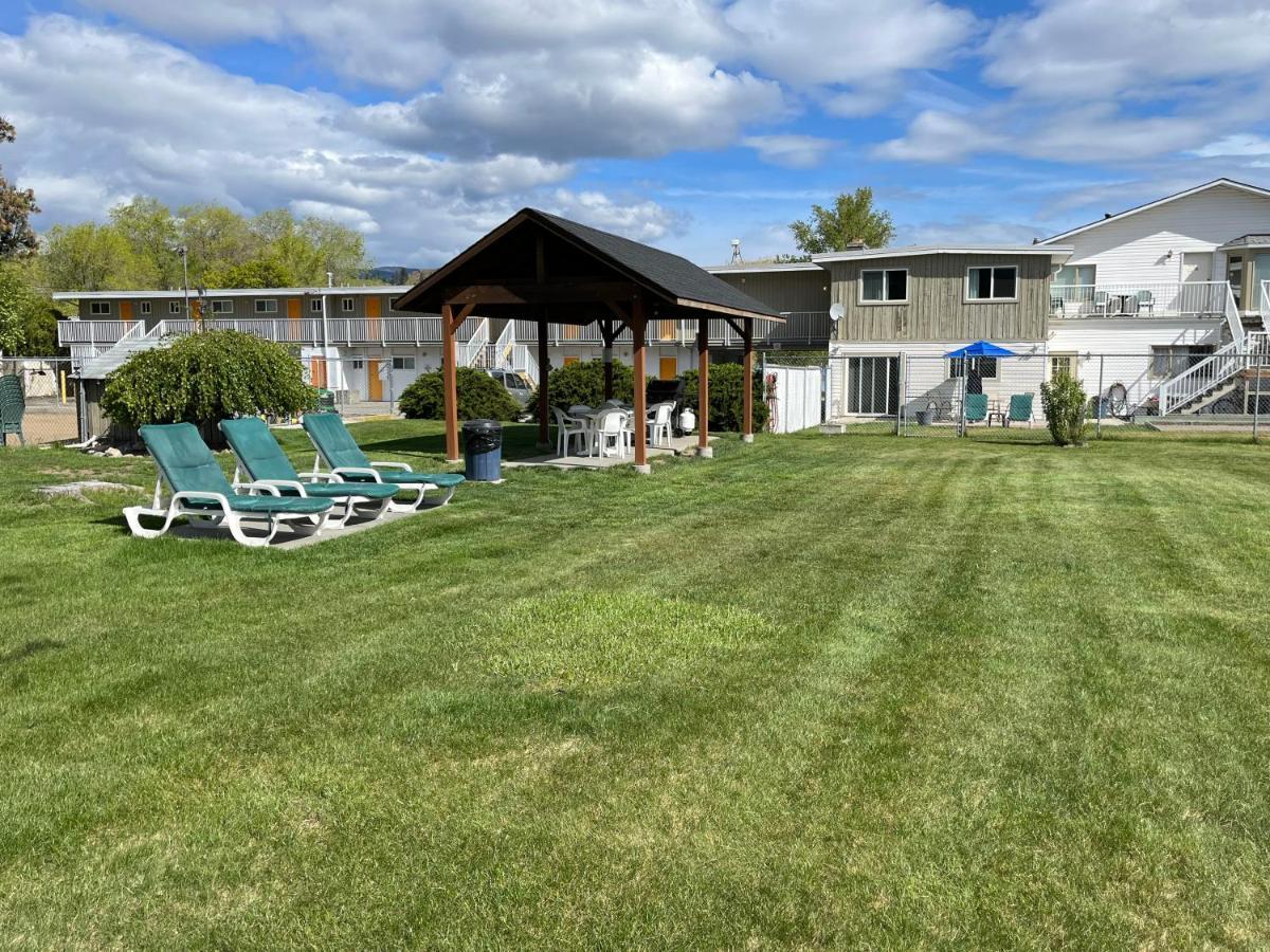 Holiday Beach Resort Motel Okanagan Falls ภายนอก รูปภาพ