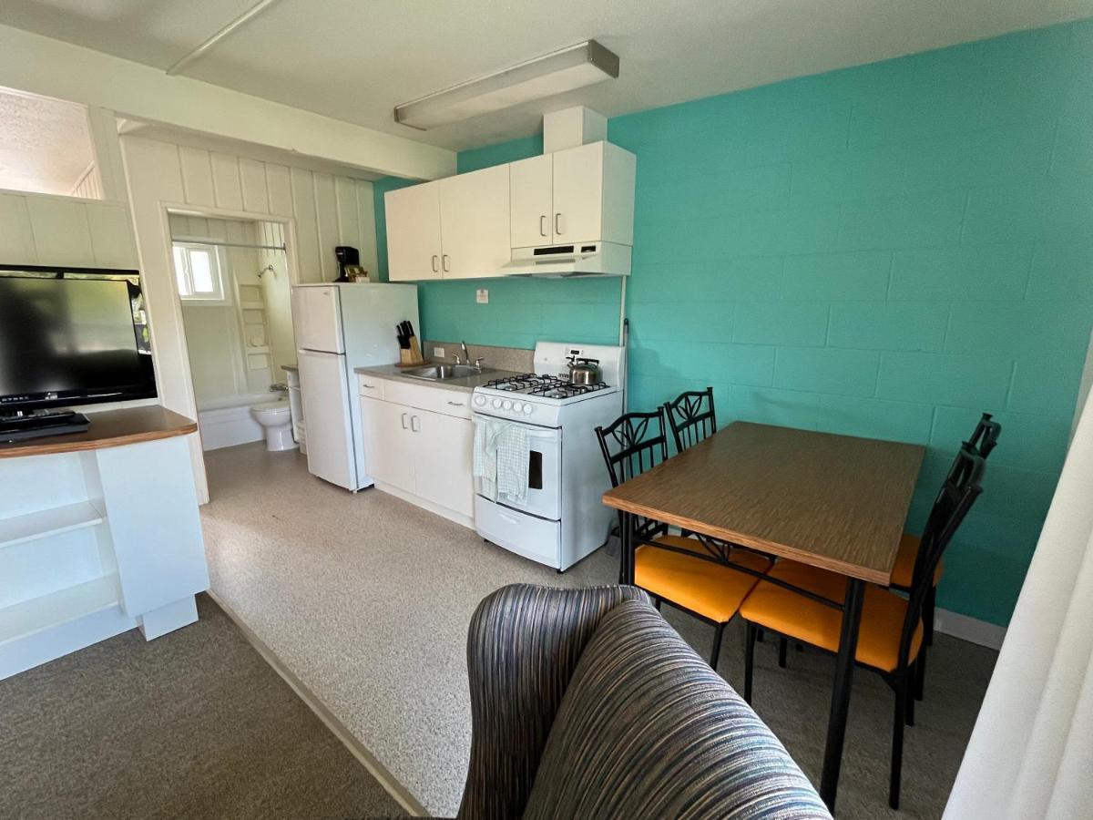 Holiday Beach Resort Motel Okanagan Falls ภายนอก รูปภาพ