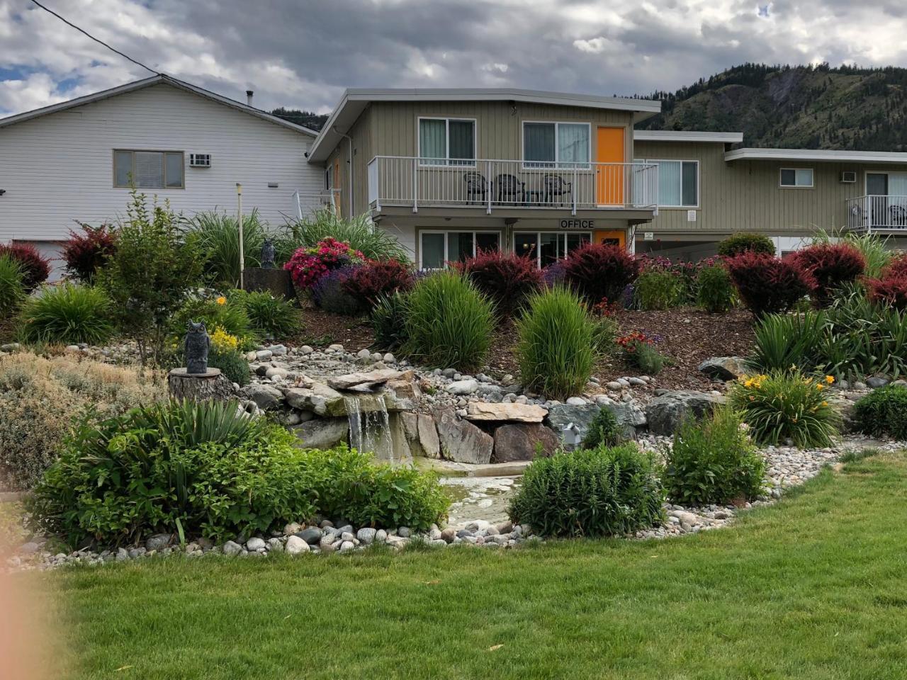 Holiday Beach Resort Motel Okanagan Falls ภายนอก รูปภาพ