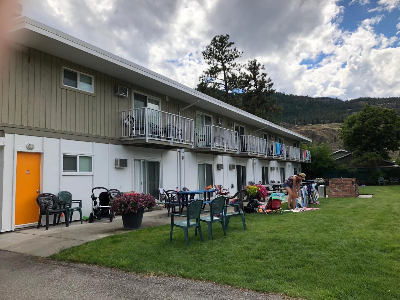 Holiday Beach Resort Motel Okanagan Falls ภายนอก รูปภาพ