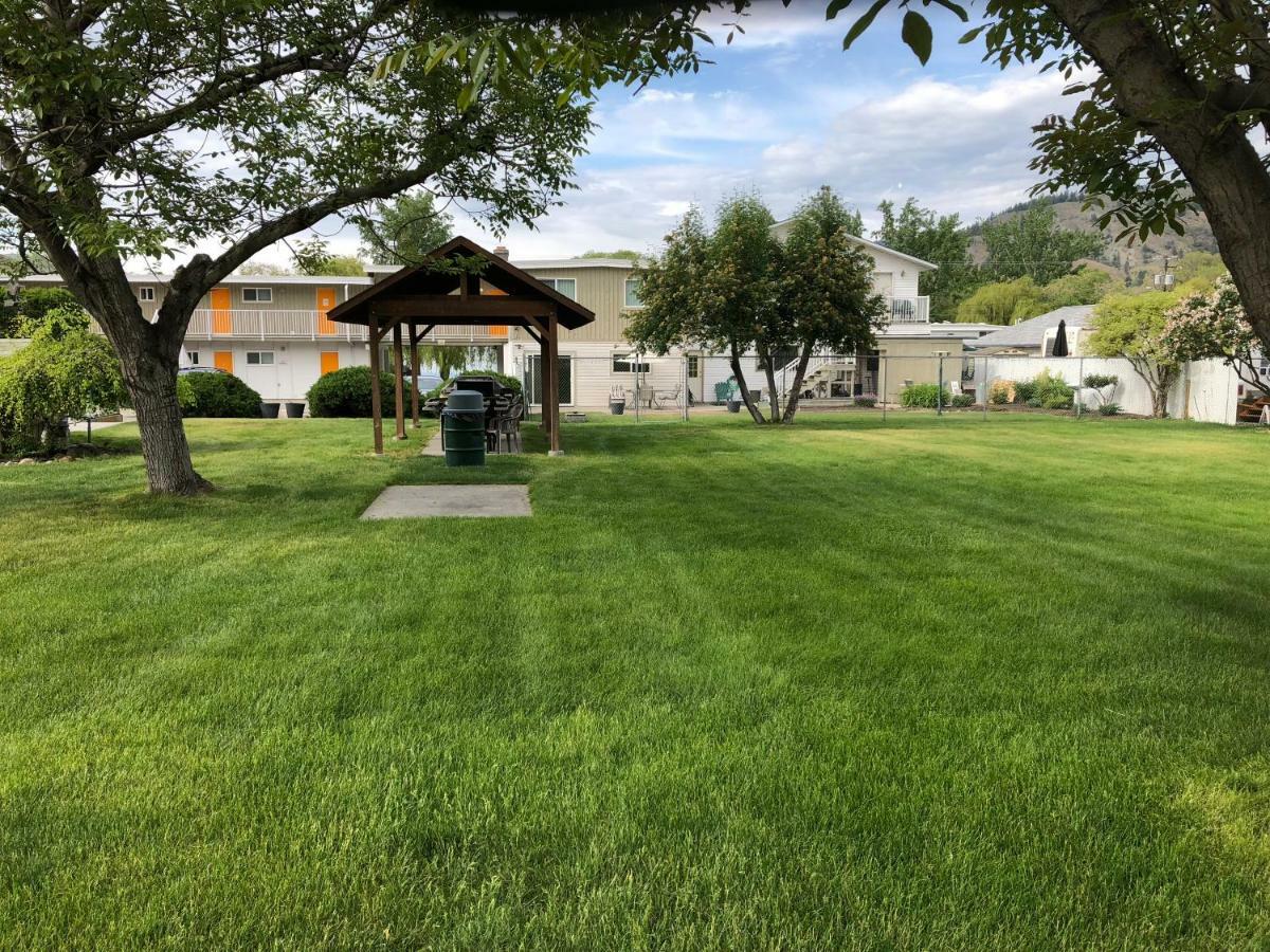Holiday Beach Resort Motel Okanagan Falls ภายนอก รูปภาพ