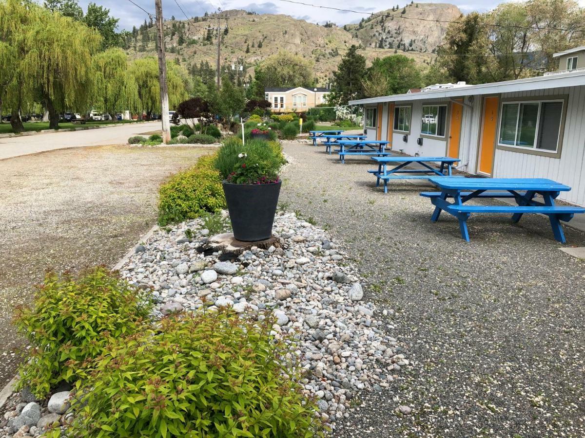 Holiday Beach Resort Motel Okanagan Falls ภายนอก รูปภาพ