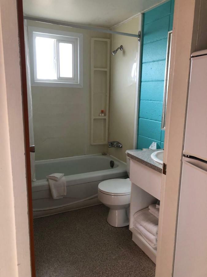 Holiday Beach Resort Motel Okanagan Falls ภายนอก รูปภาพ