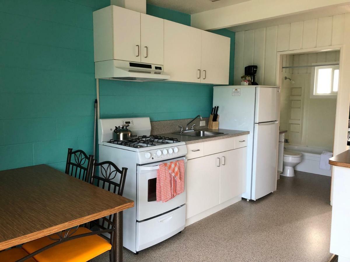 Holiday Beach Resort Motel Okanagan Falls ภายนอก รูปภาพ