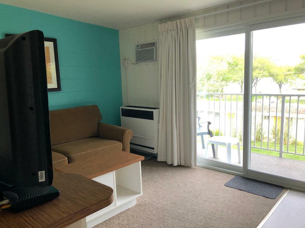 Holiday Beach Resort Motel Okanagan Falls ภายนอก รูปภาพ