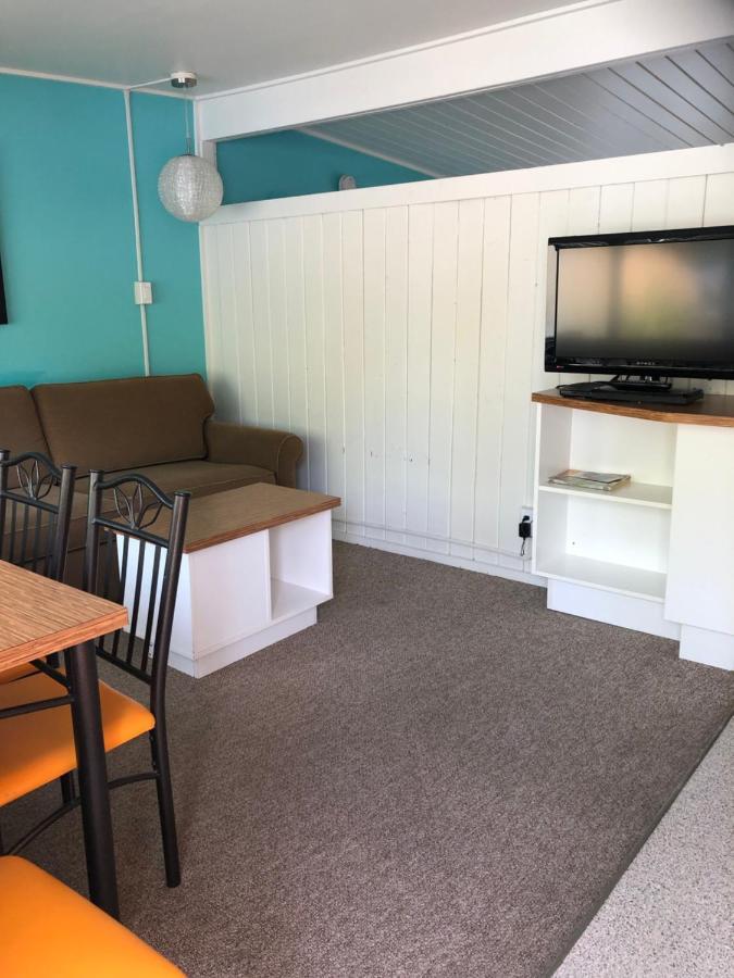 Holiday Beach Resort Motel Okanagan Falls ภายนอก รูปภาพ