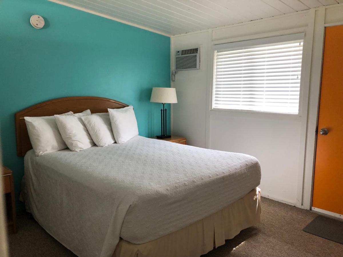 Holiday Beach Resort Motel Okanagan Falls ภายนอก รูปภาพ