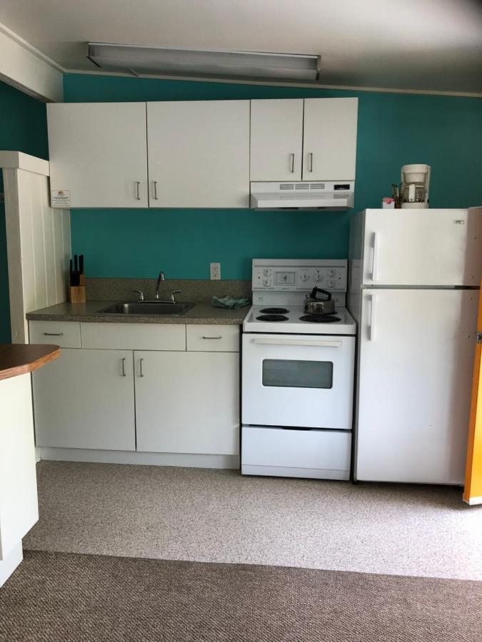 Holiday Beach Resort Motel Okanagan Falls ภายนอก รูปภาพ
