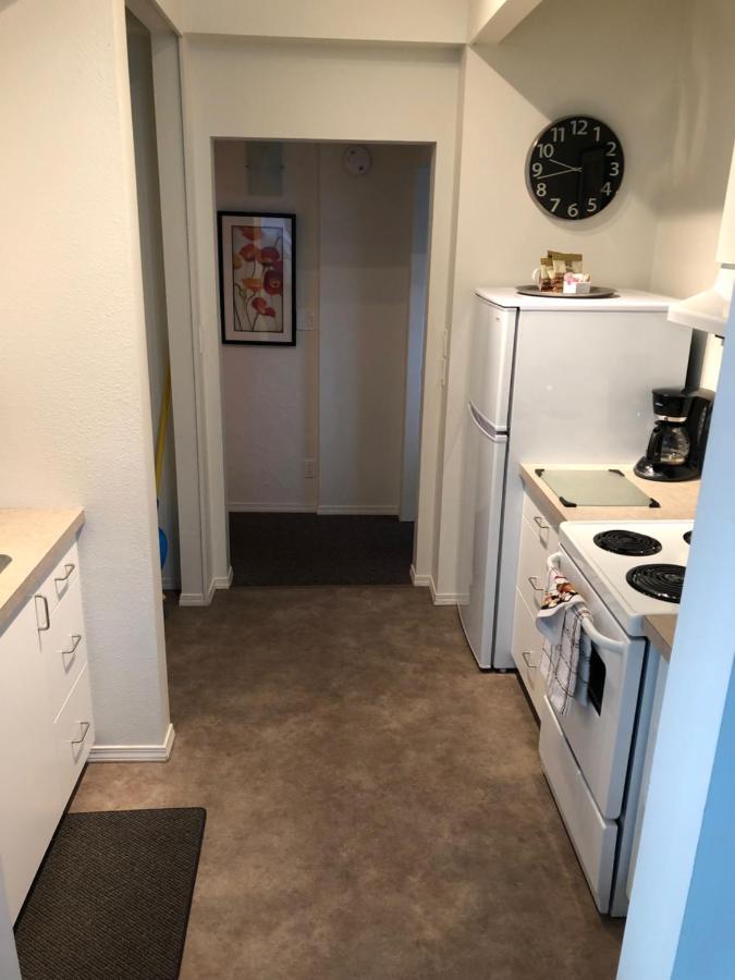 Holiday Beach Resort Motel Okanagan Falls ภายนอก รูปภาพ