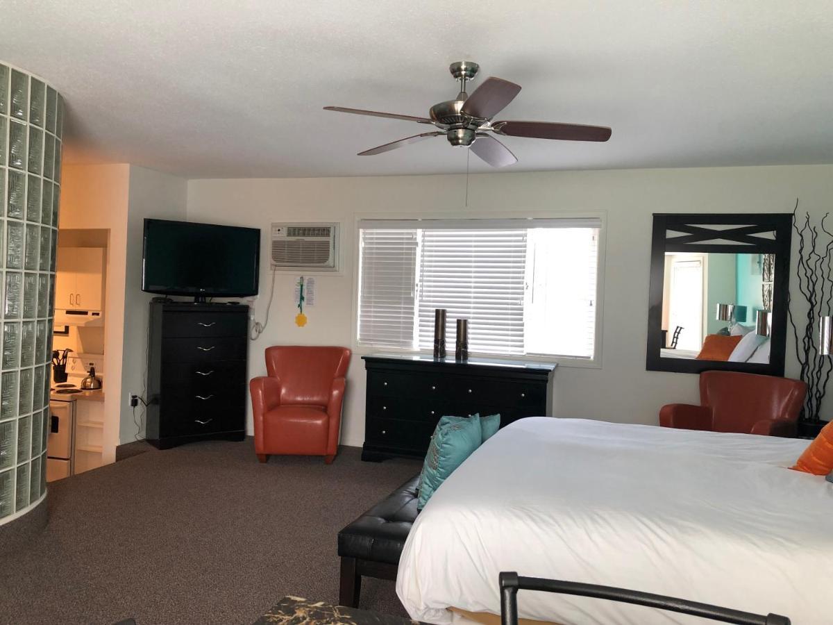 Holiday Beach Resort Motel Okanagan Falls ภายนอก รูปภาพ