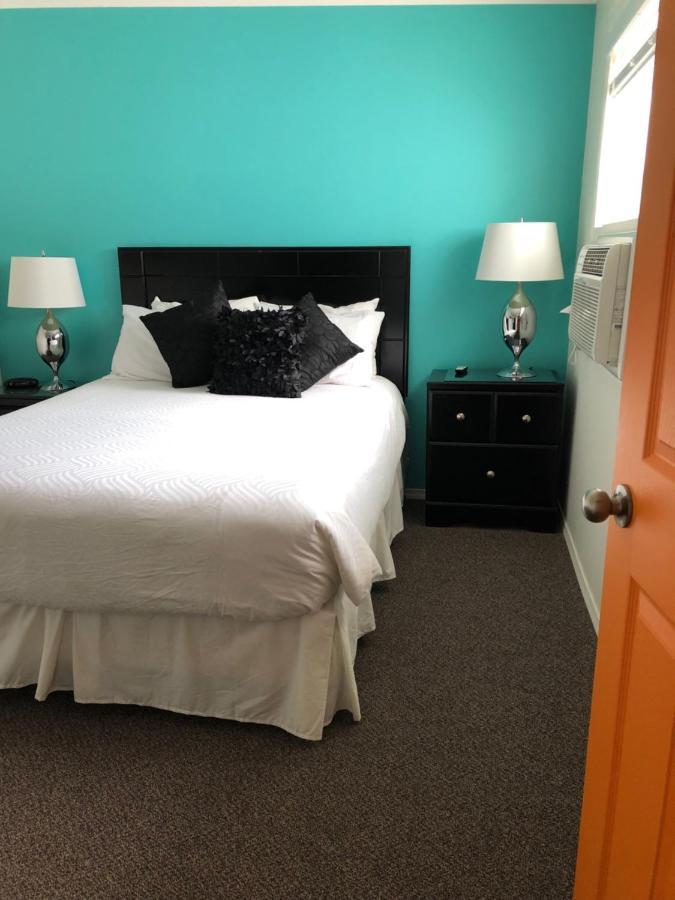Holiday Beach Resort Motel Okanagan Falls ภายนอก รูปภาพ