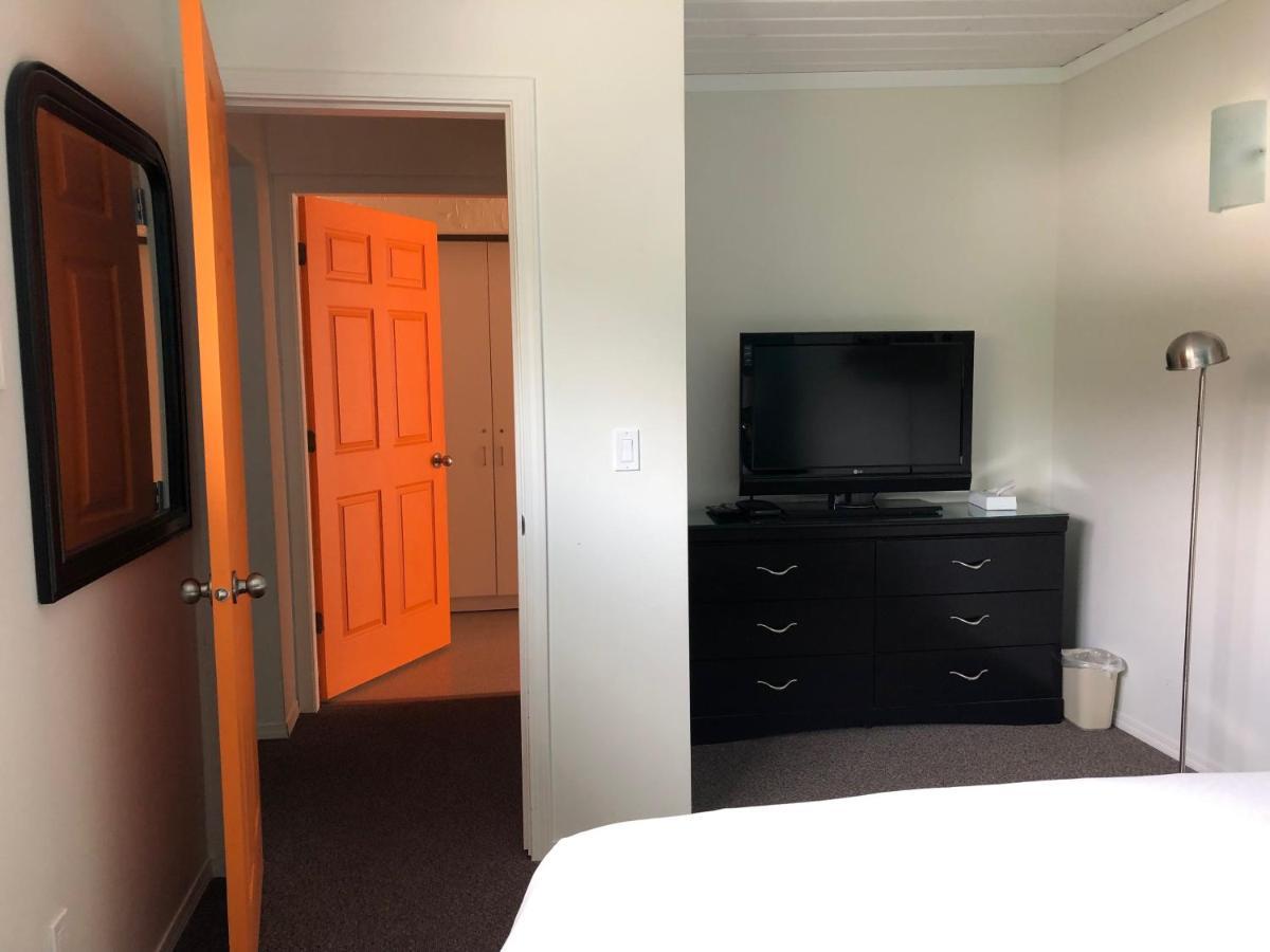 Holiday Beach Resort Motel Okanagan Falls ภายนอก รูปภาพ