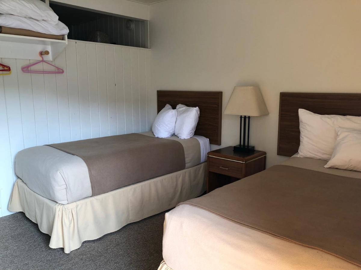 Holiday Beach Resort Motel Okanagan Falls ภายนอก รูปภาพ