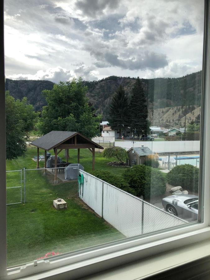 Holiday Beach Resort Motel Okanagan Falls ภายนอก รูปภาพ