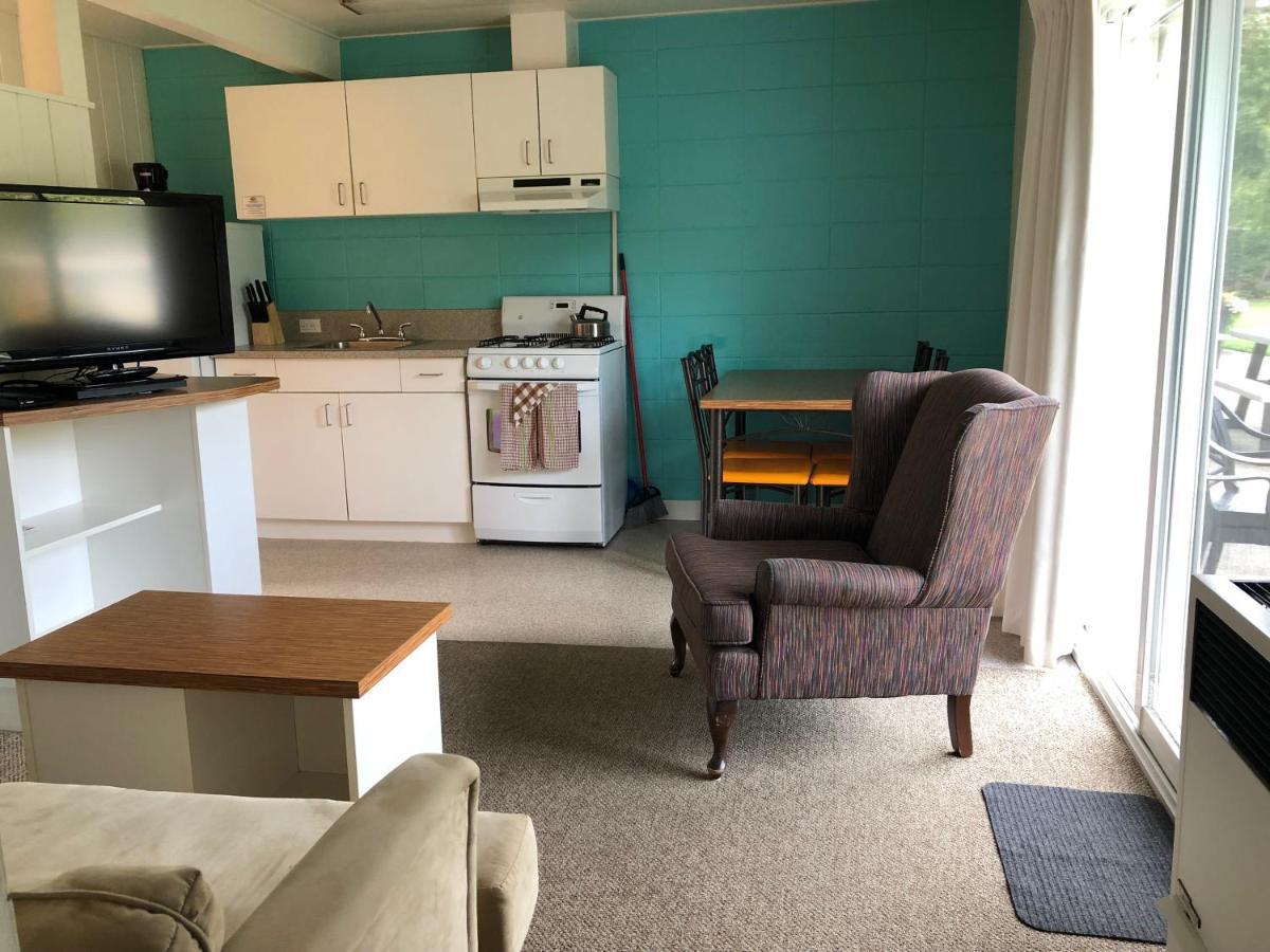Holiday Beach Resort Motel Okanagan Falls ภายนอก รูปภาพ