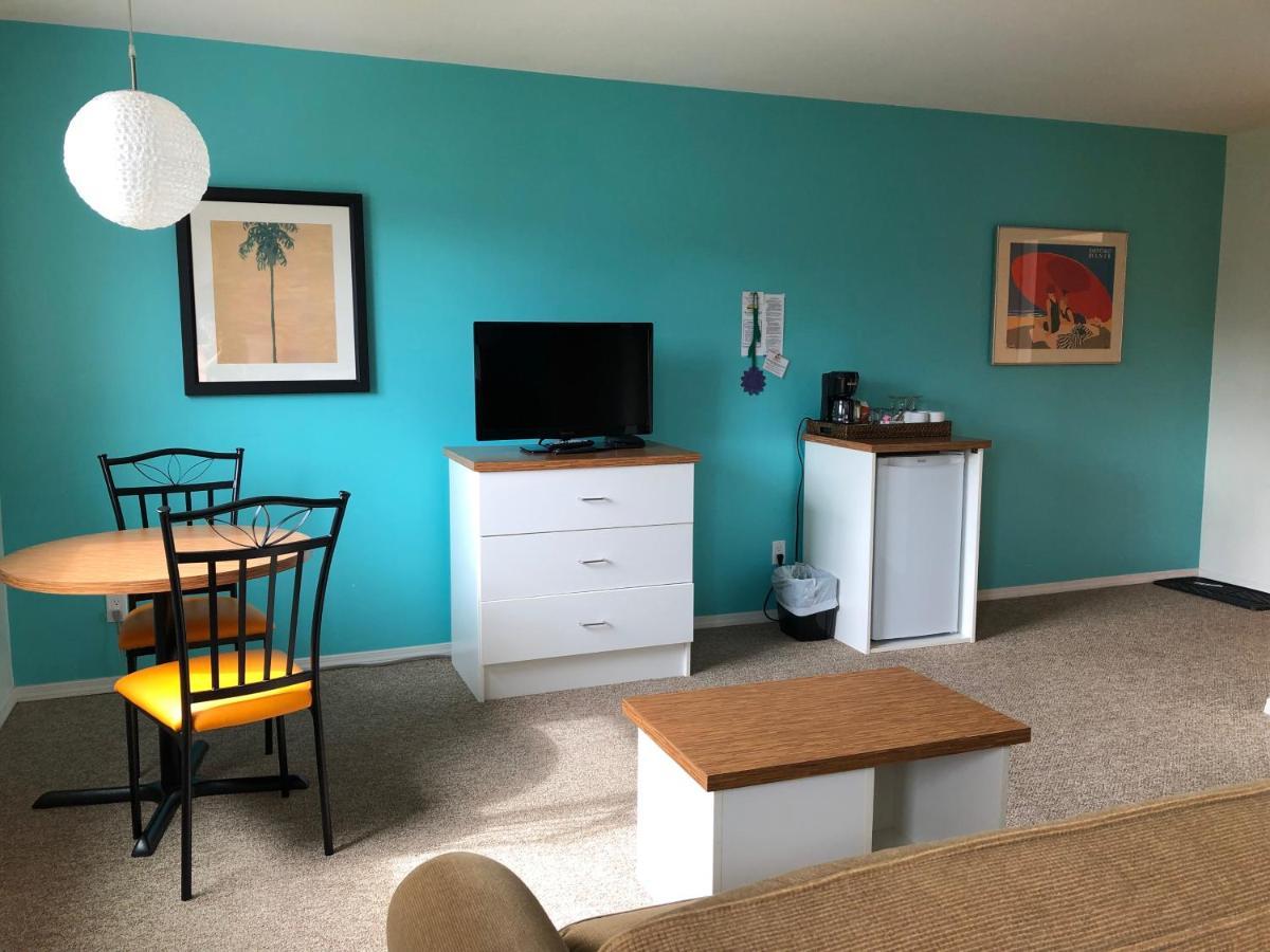 Holiday Beach Resort Motel Okanagan Falls ภายนอก รูปภาพ