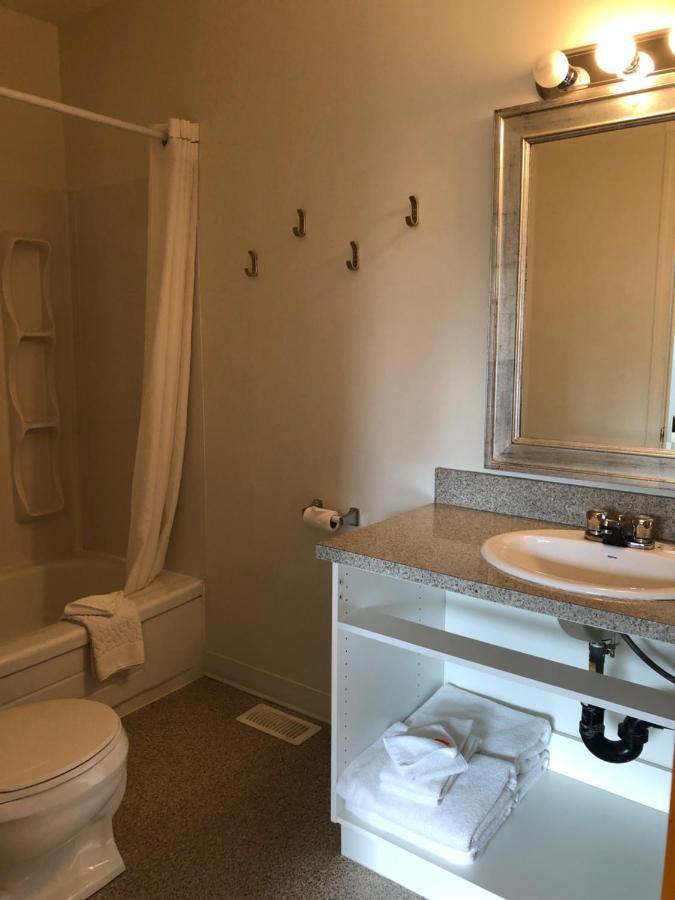 Holiday Beach Resort Motel Okanagan Falls ภายนอก รูปภาพ