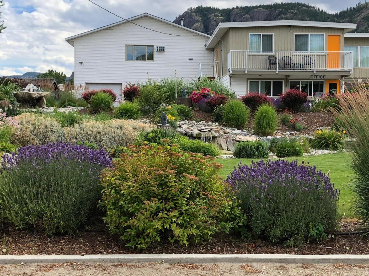 Holiday Beach Resort Motel Okanagan Falls ภายนอก รูปภาพ