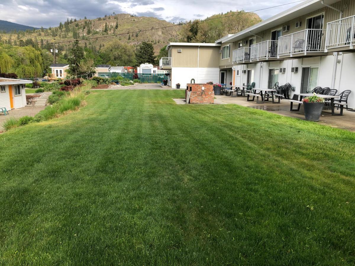 Holiday Beach Resort Motel Okanagan Falls ภายนอก รูปภาพ