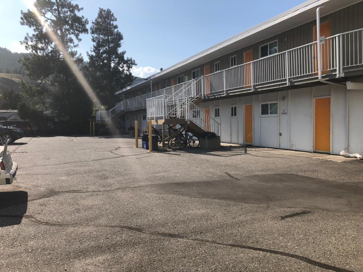 Holiday Beach Resort Motel Okanagan Falls ภายนอก รูปภาพ