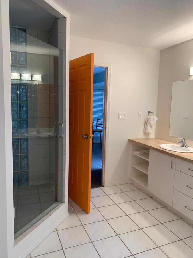 Holiday Beach Resort Motel Okanagan Falls ภายนอก รูปภาพ