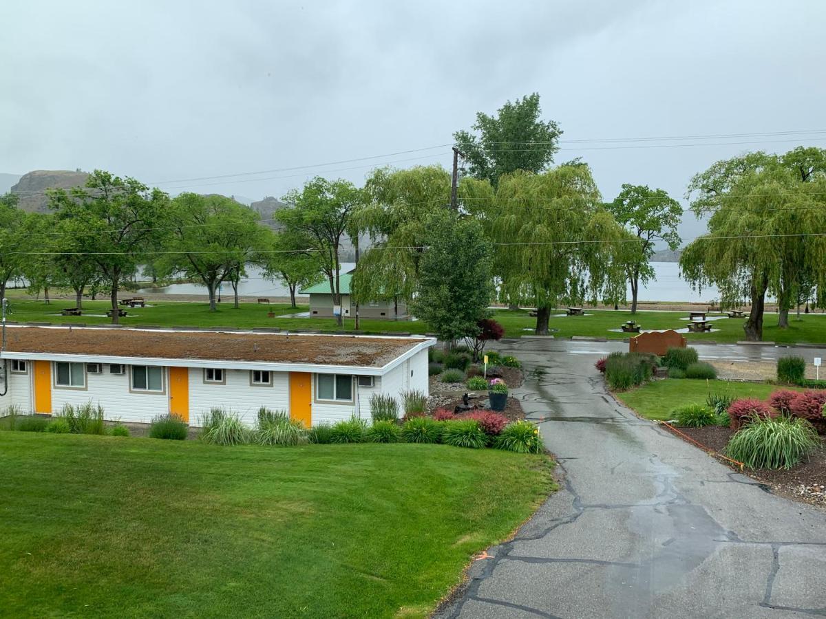 Holiday Beach Resort Motel Okanagan Falls ภายนอก รูปภาพ